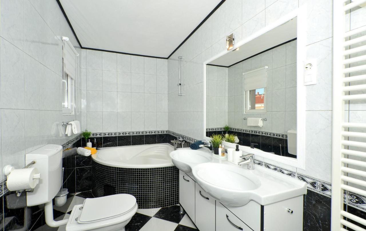 Copacabana Beach Apartments Trogir Exterior photo