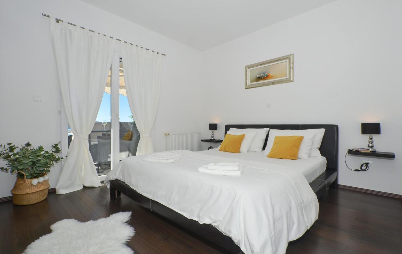 Copacabana Beach Apartments Trogir Exterior photo